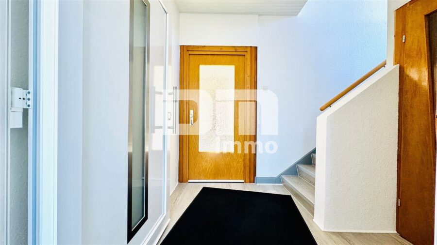 Modernisiertes Ein- bis Zweifamilienhaus mit Maisonettebereich in Traumlage - EG Treppenaufgang